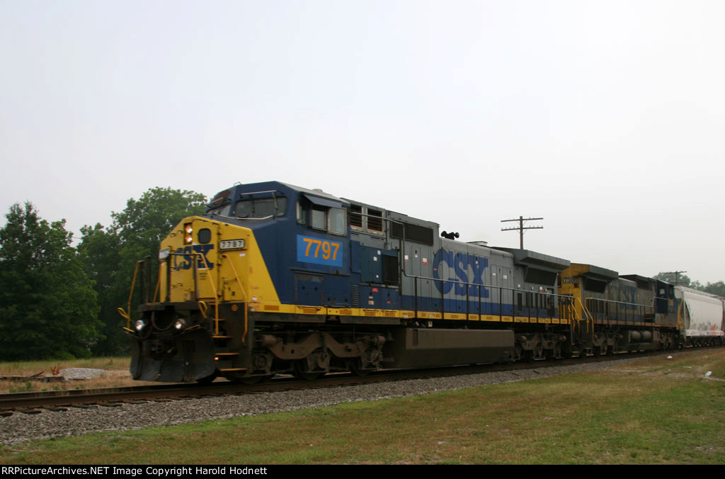 CSX 7797 & 7386 lead train Q493 southbound